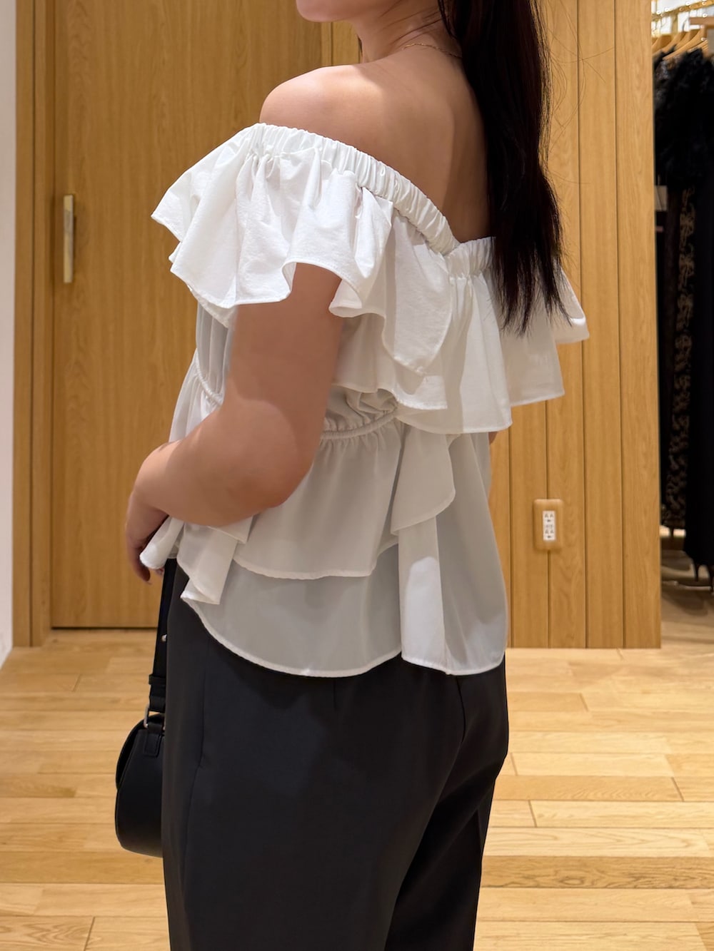 グレー系のその他パンツ、ホワイト系のシャツ/ブラウス、ブラック系のハンドバッグを着用したレディースの夏コーディネートの5枚目の写真