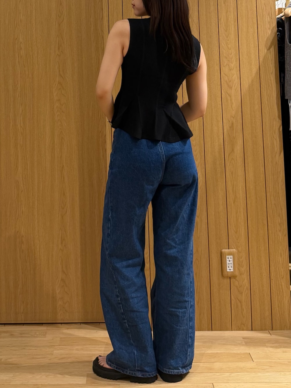 ブルー系のデニムパンツ、ブラック系のニット/セーターを着用したレディースの夏コーディネートの3枚目の写真