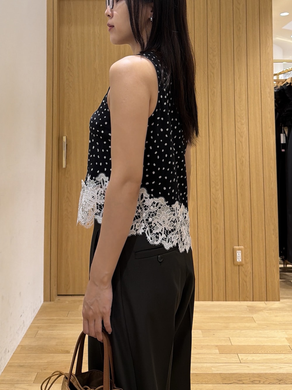 ブラウン系のその他パンツ、ブラック系のパンプス、イエロー系のハンドバッグを着用したレディースの秋コーディネートの5枚目の写真