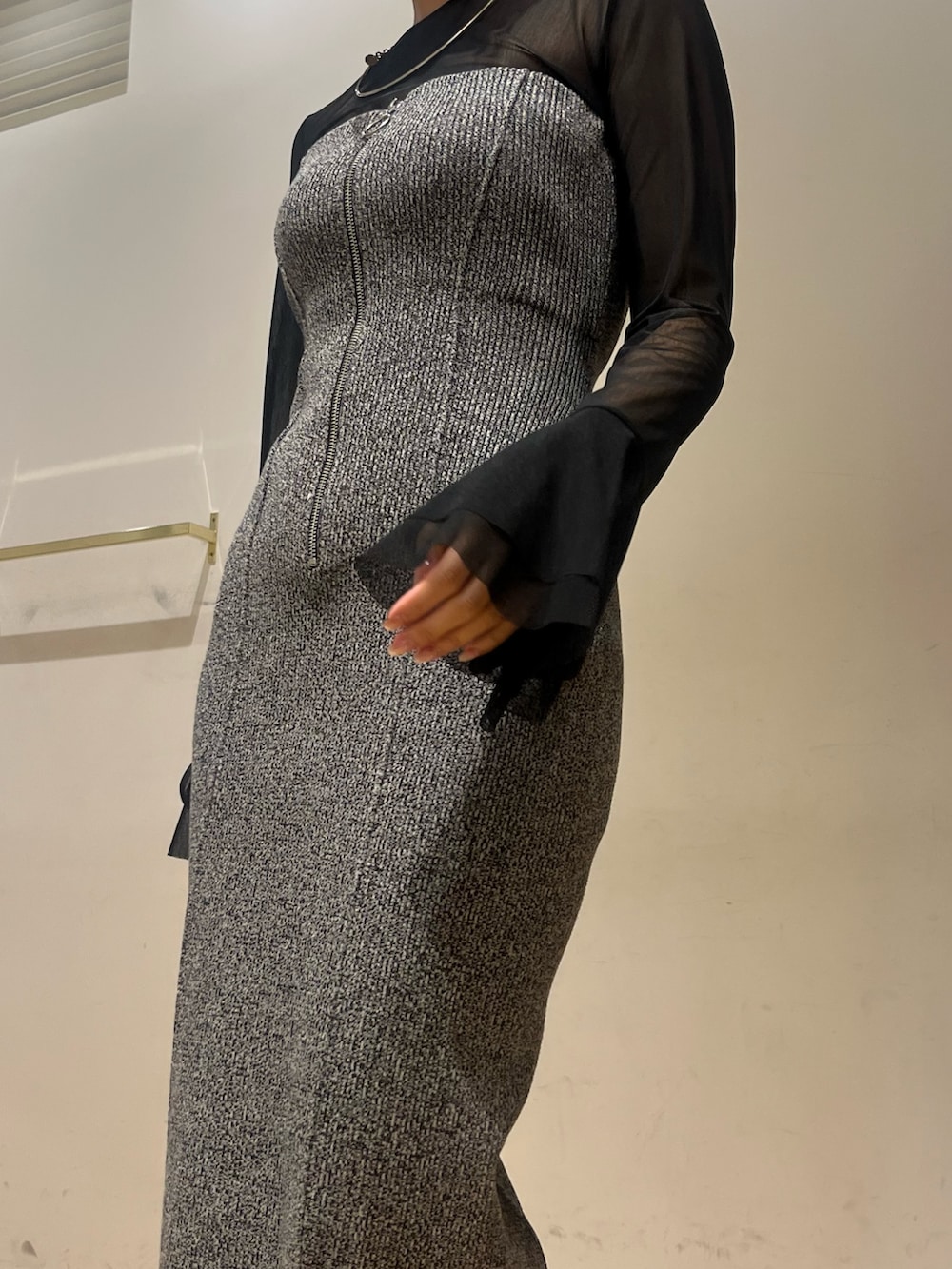 ブラック系のブーツ、ブラック系のTシャツ/カットソー、その他のワンピースを着用したレディースの秋コーディネートの5枚目の写真