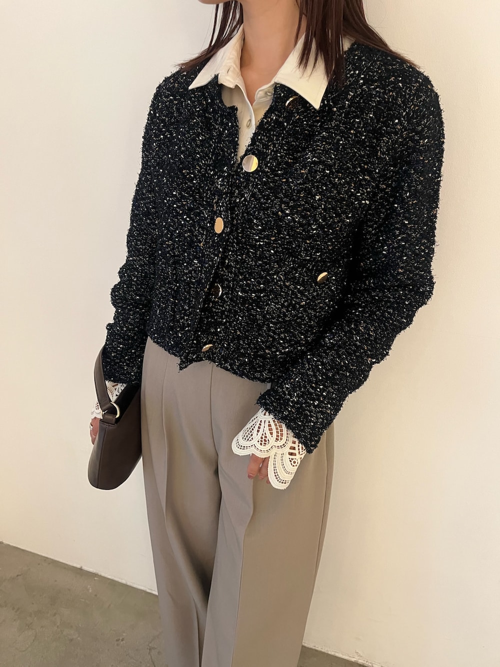 ブラウン系のハンドバッグ、ベージュ系のその他パンツ、ホワイト系のシャツ/ブラウスを着用したレディースの冬コーディネートの6枚目の写真