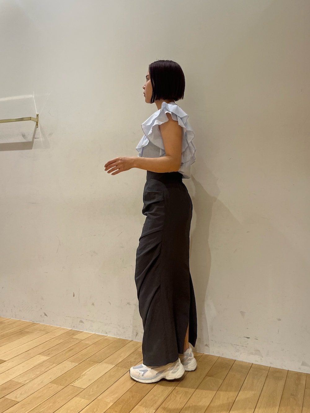 グレー系のスカート、グレー系のスニーカー、その他のシャツ/ブラウスを着用したレディースの夏コーディネートの2枚目の写真