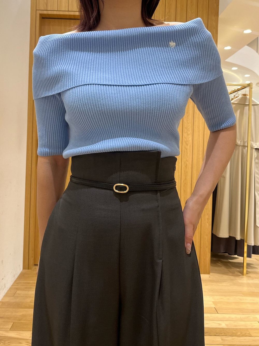 グレー系のその他パンツ、ブルー系のニット/セーター、グレー系のスニーカーを着用したレディースの春コーディネートの5枚目の写真