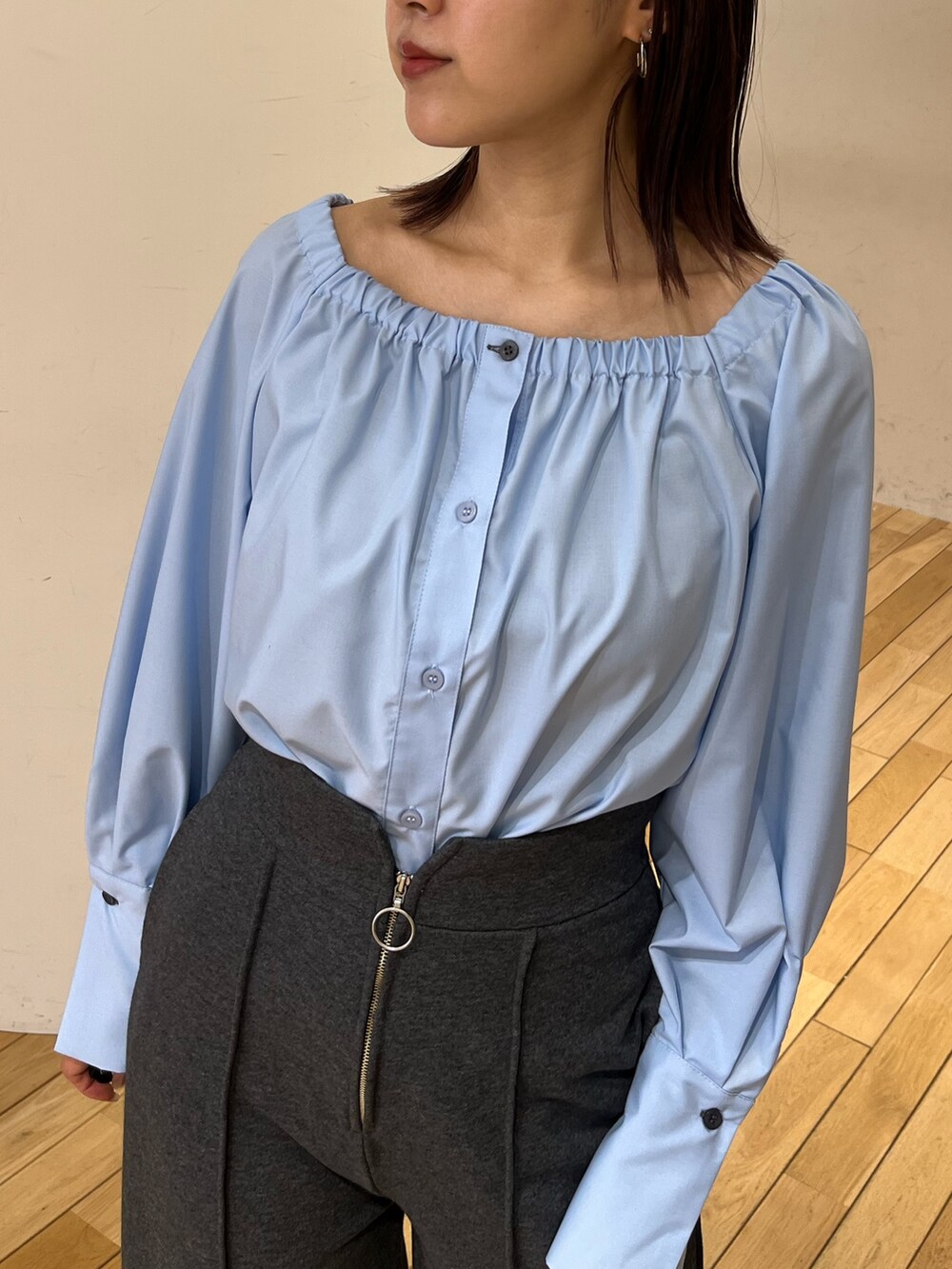 グレー系のスウェットパンツ、ブルー系のシャツ/ブラウス、ブラウン系のハンドバッグを着用したレディースの春コーディネートの7枚目の写真