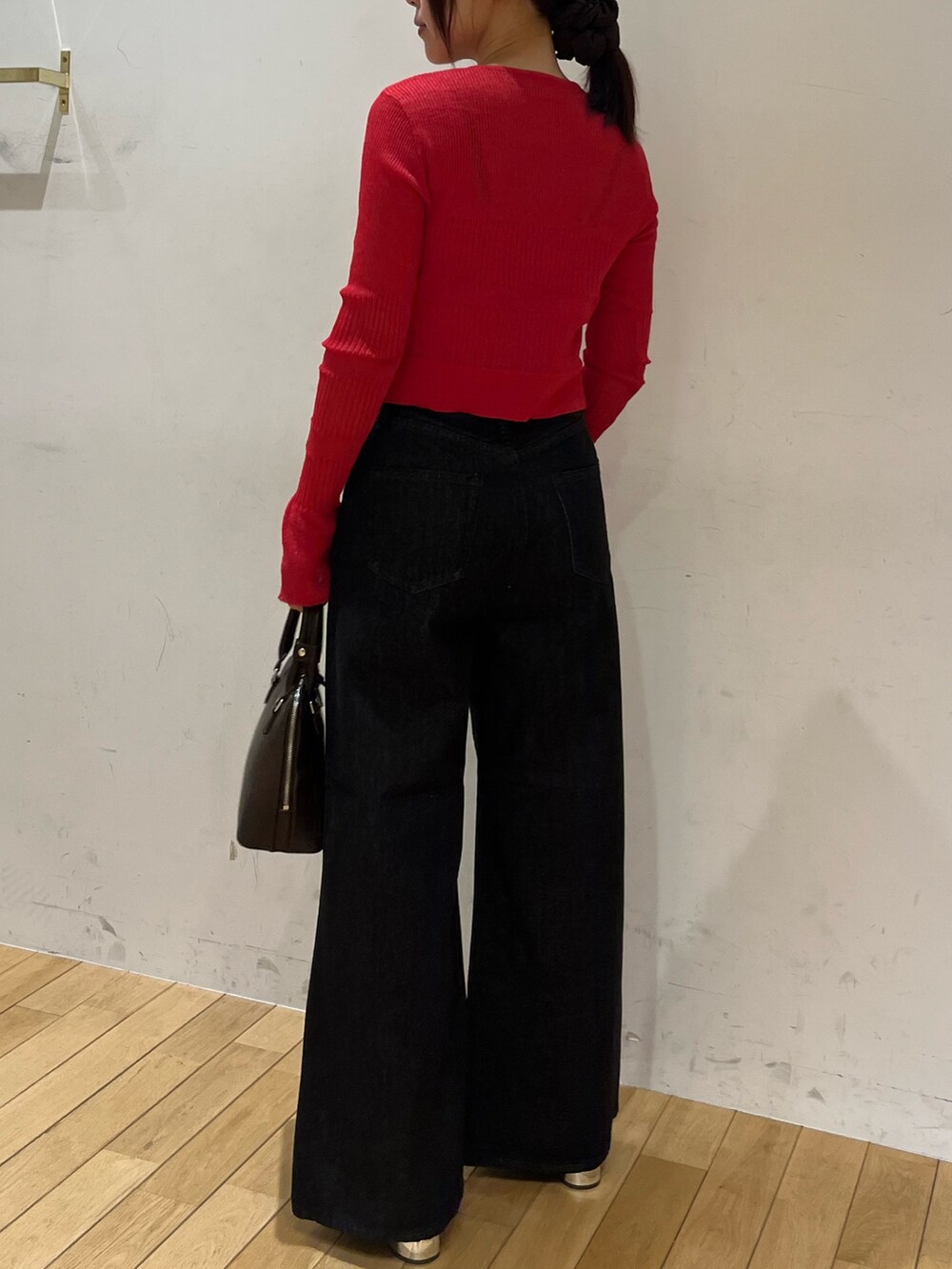 ブラウン系のパンプス、ブラウン系のボストンバッグ、ブラック系のデニムパンツを着用したレディースの夏コーディネートの3枚目の写真