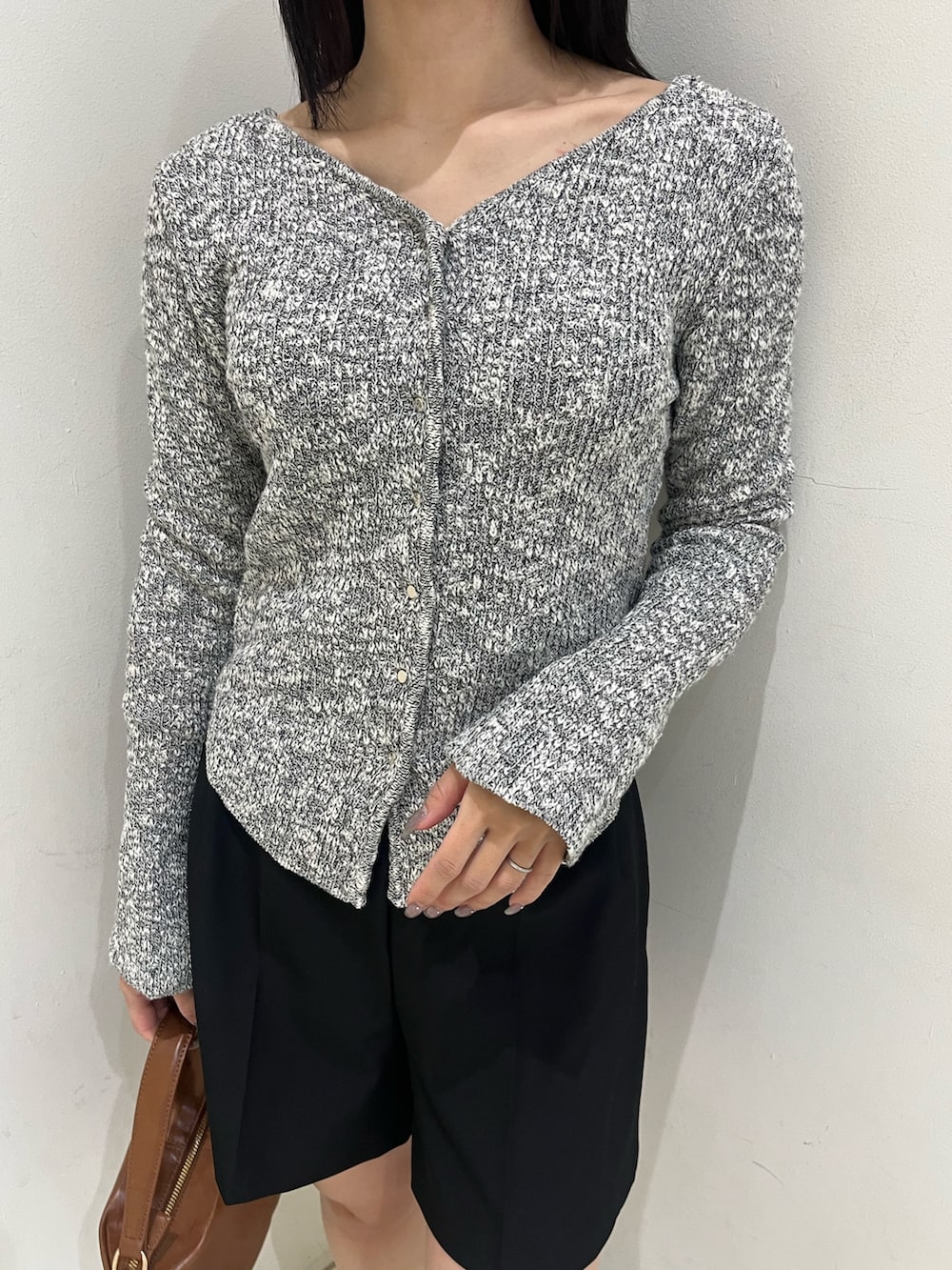 ブラック系のその他パンツ、グレー系のニット/セーター、ブラウン系のハンドバッグを着用したレディースの冬コーディネートの5枚目の写真