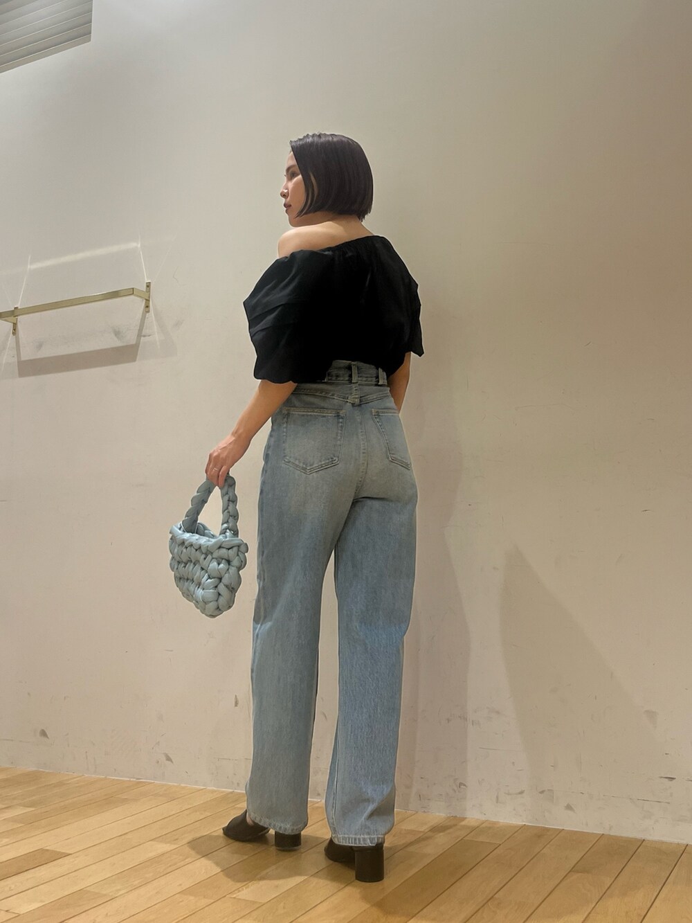 ブルー系のデニムパンツ、ブラック系のシャツ/ブラウス、ブラック系のサンダルを着用したレディースの夏コーディネートの4枚目の写真