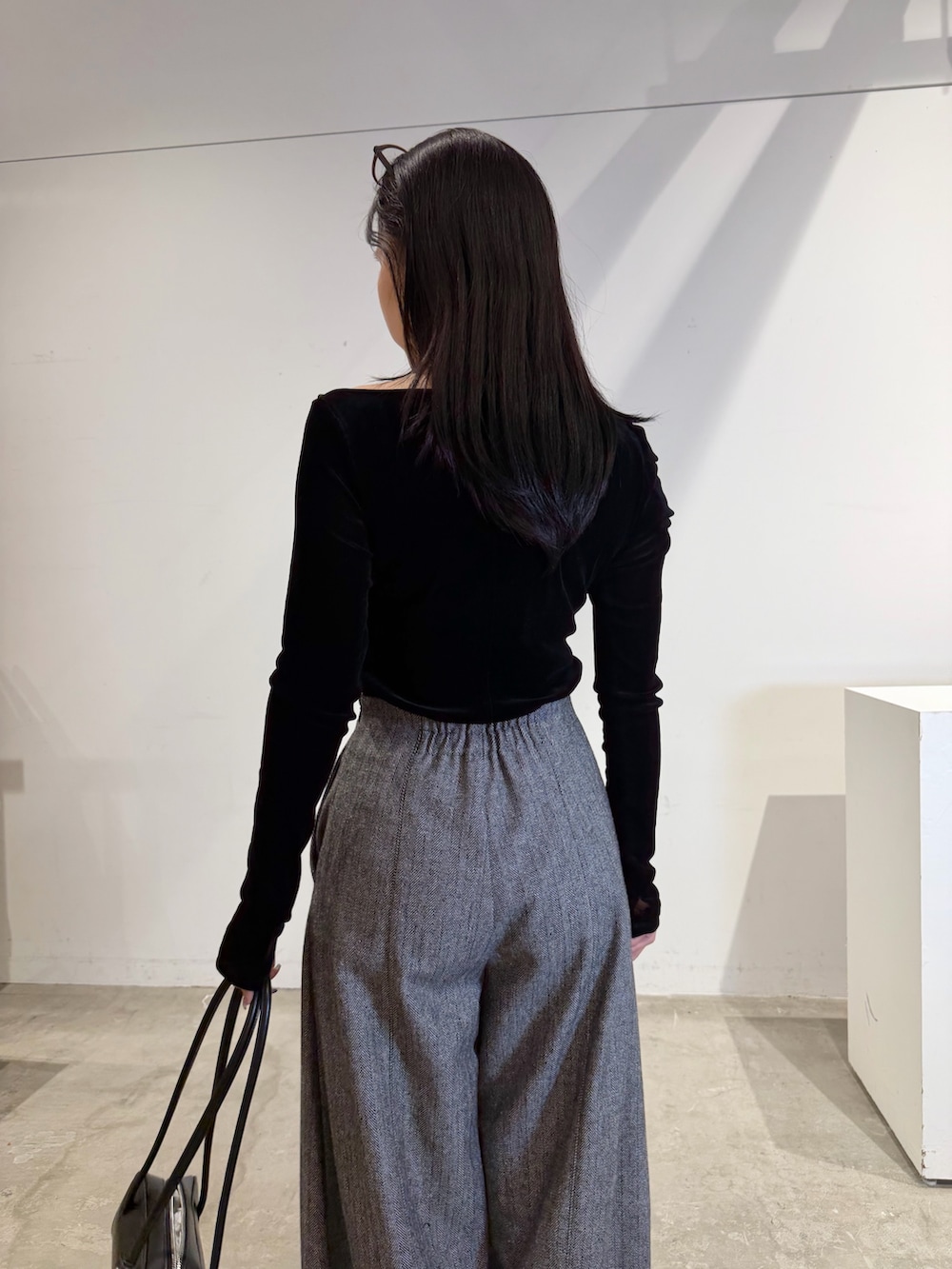 ブラック系のTシャツ/カットソー、ブラック系のブーツ、ブラック系のその他パンツを着用したレディースの秋コーディネートの5枚目の写真