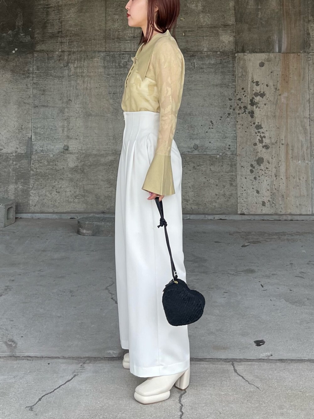 ホワイト系のサンダル、ブラック系のショルダーバッグ、ホワイト系のその他パンツを着用したレディースの春コーディネートの2枚目の写真