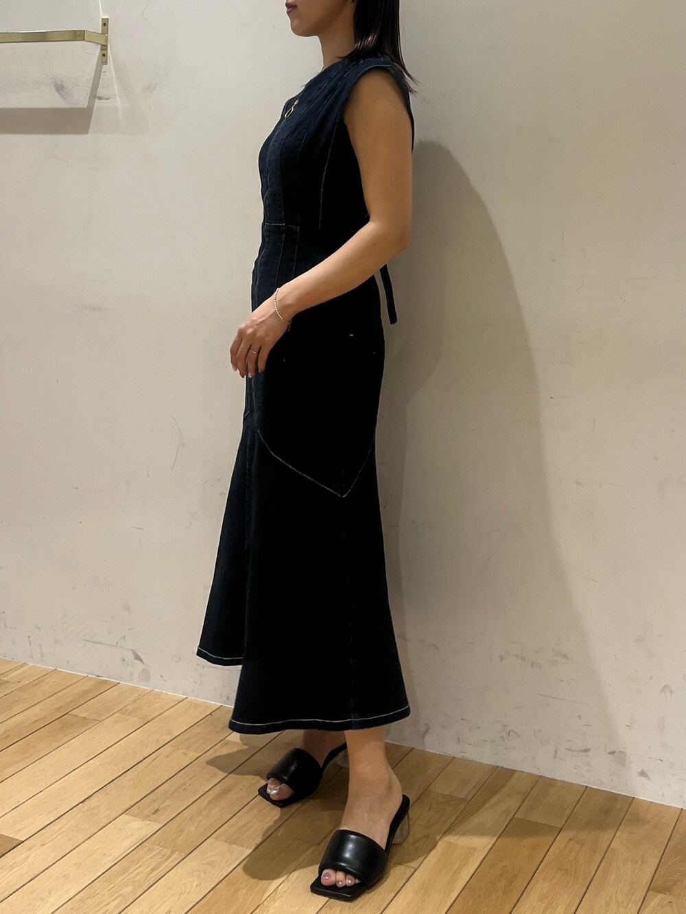 ブラック系のサンダル、ブラック系のワンピースを着用したレディースの夏コーディネートの2枚目の写真