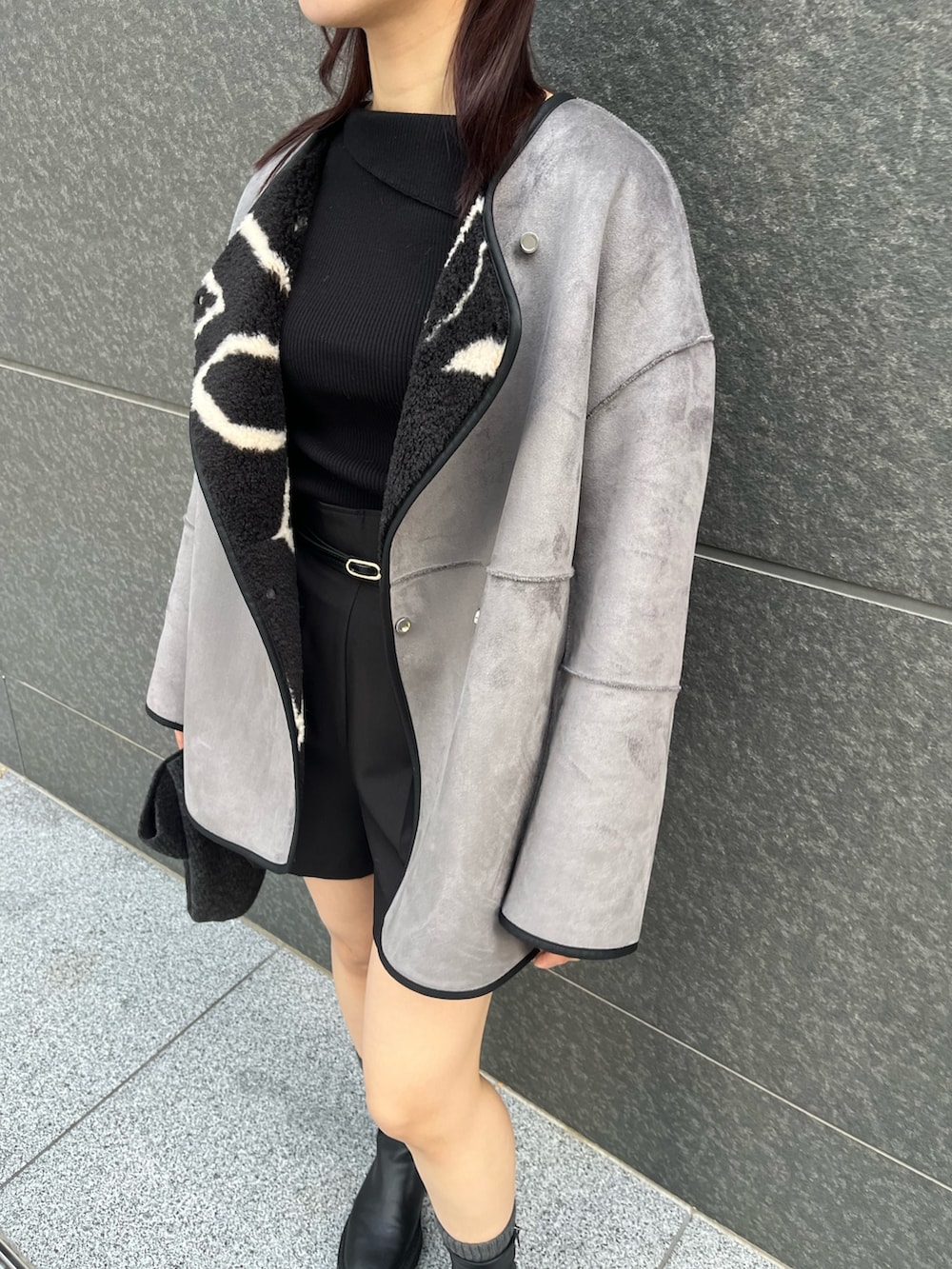 ブラック系のその他パンツ、ブラック系のニット/セーター、ブラック系のブルゾンを着用したレディースの冬コーディネートの6枚目の写真