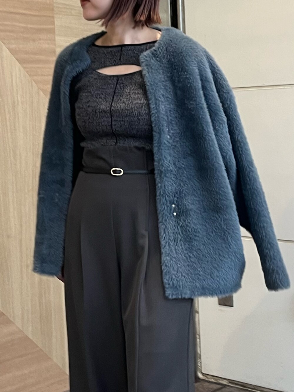 グレー系のカーディガン/ボレロ、グレー系のその他パンツ、ブラック系のニット/セーターを着用したレディースの秋コーディネートの4枚目の写真