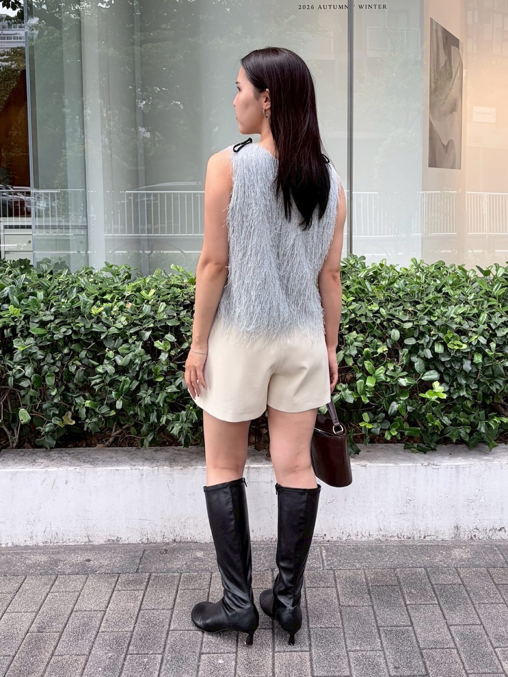 ホワイト系のその他パンツ、ブルー系のTシャツ/カットソー、ブラック系のブーツを着用したレディースの夏コーディネートの3枚目の写真
