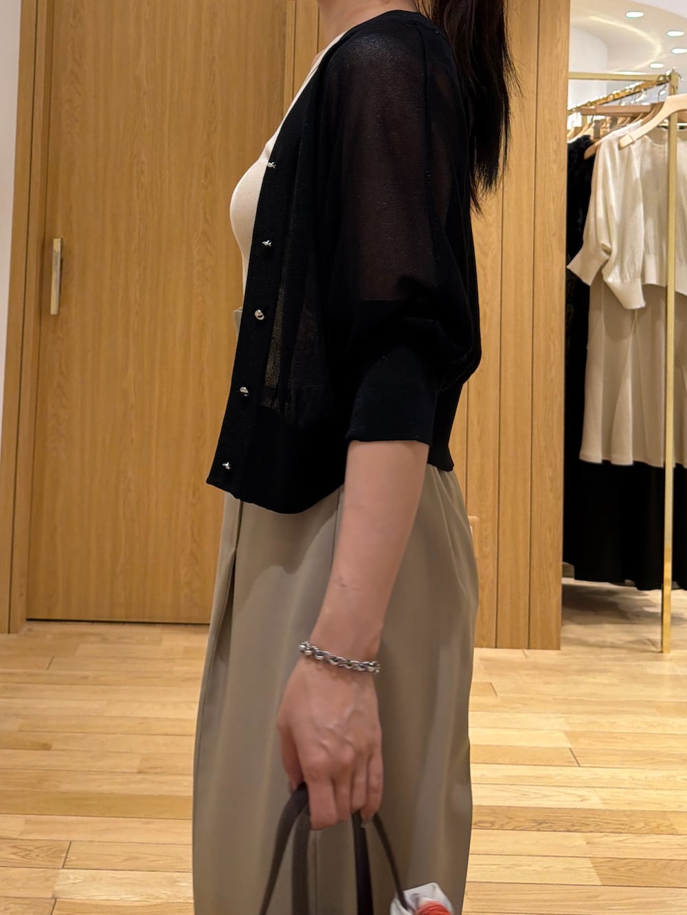 ブラック系のカーディガン/ボレロ、ベージュ系のタンクトップ、ベージュ系のその他パンツを着用したレディースの夏コーディネートの5枚目の写真