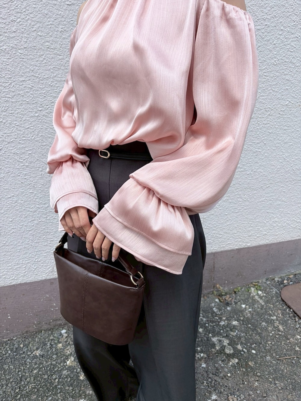 レッド系のブーツ、グレー系のその他パンツ、ピンク系のシャツ/ブラウスを着用したレディースの夏コーディネートの6枚目の写真