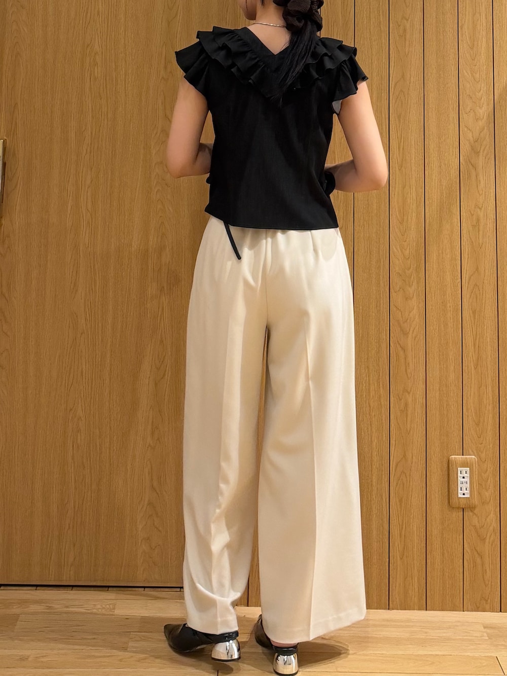 ホワイト系のその他パンツ、ブラック系のシャツ/ブラウスを着用したレディースの春コーディネートの3枚目の写真