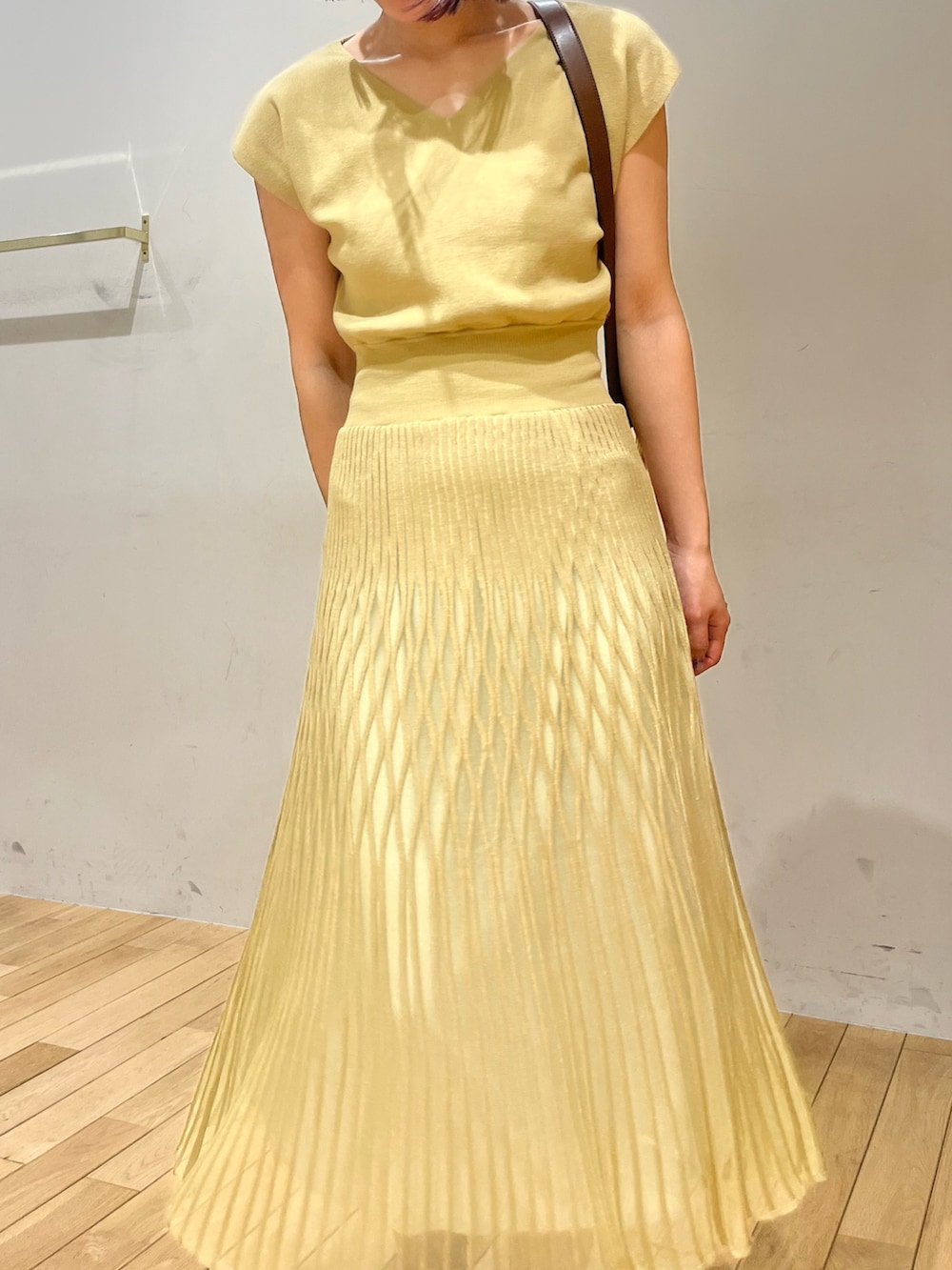 ブラック系のサンダル、グリーン系のワンピース、ブラウン系のショルダーバッグを着用したレディースの夏コーディネートの4枚目の写真