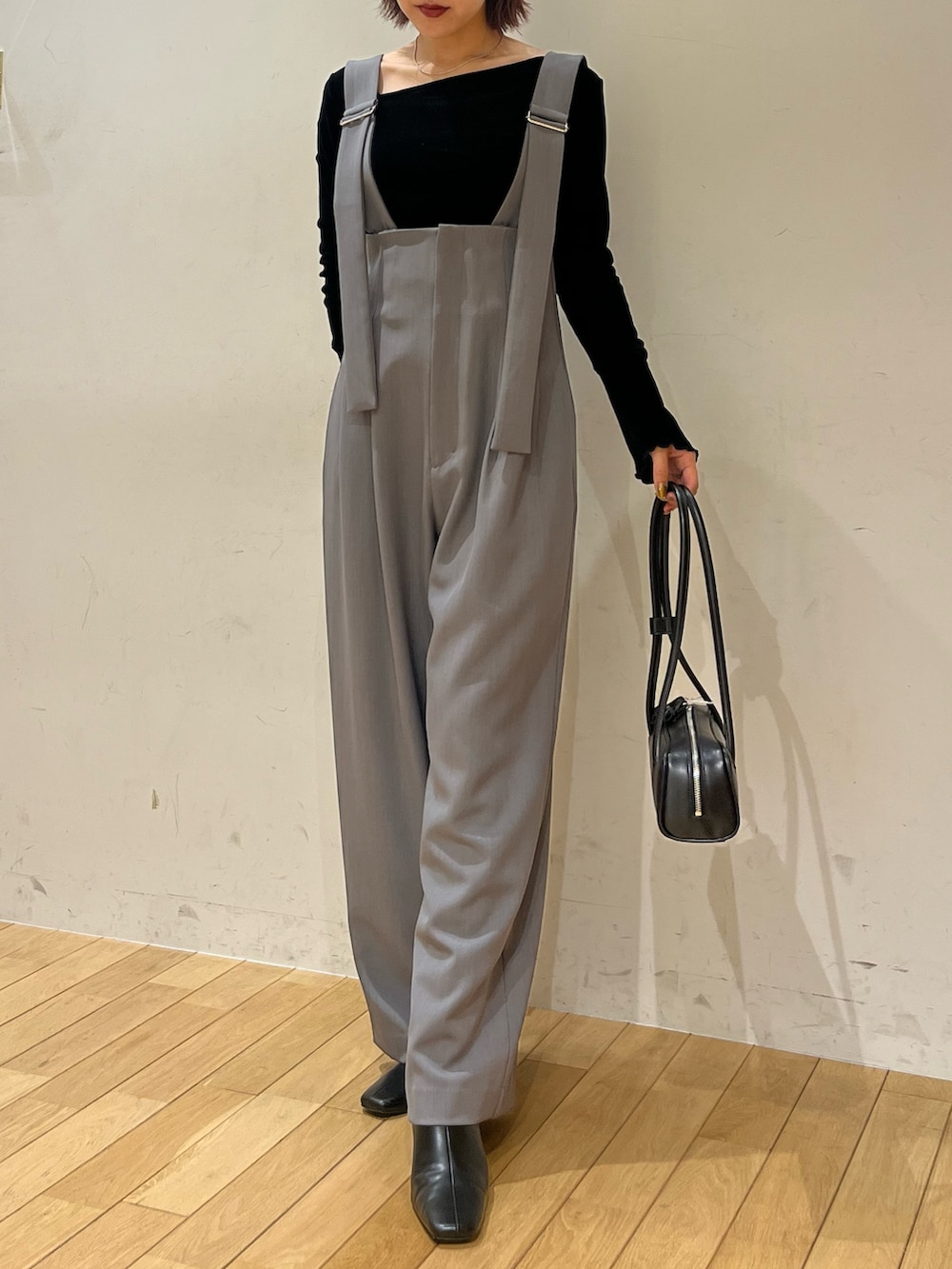 グレー系のその他パンツ、ブラック系のショルダーバッグ、ブラック系のTシャツ/カットソーを着用したレディースの秋コーディネートの4枚目の写真