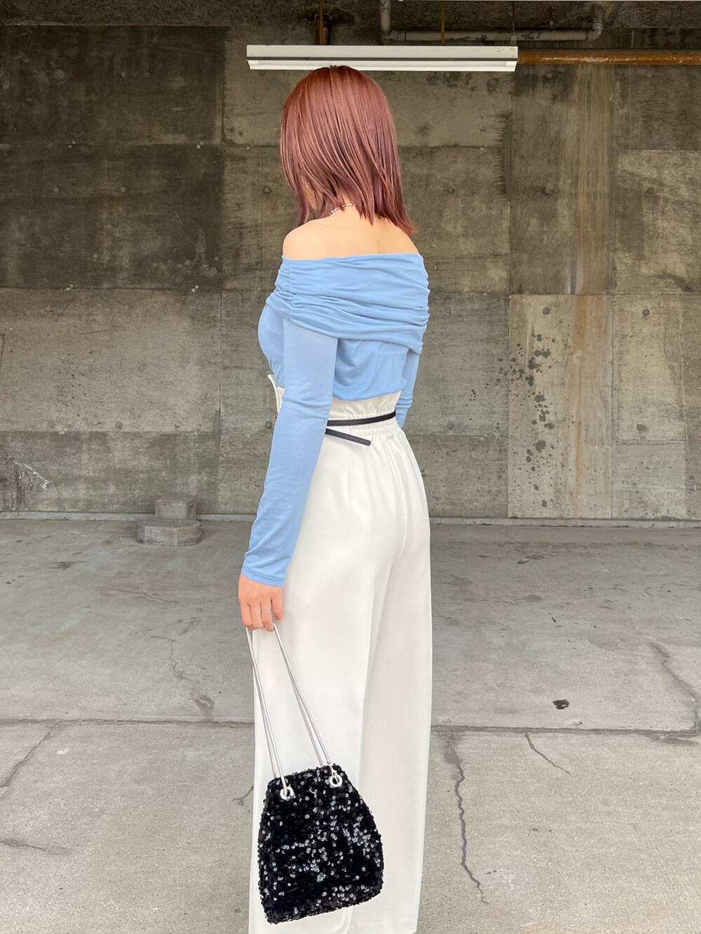 ホワイト系のその他パンツ、ブルー系のTシャツ/カットソー、ホワイト系のサンダルを着用したレディースの春コーディネートの5枚目の写真