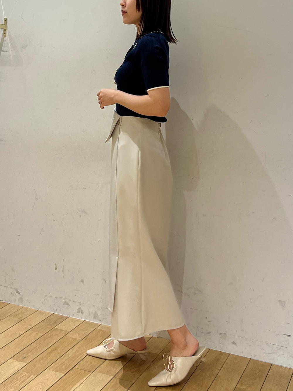 ホワイト系のスカート、ホワイト系のサンダル、ブルー系のニット/セーターを着用したレディースの春コーディネートの2枚目の写真