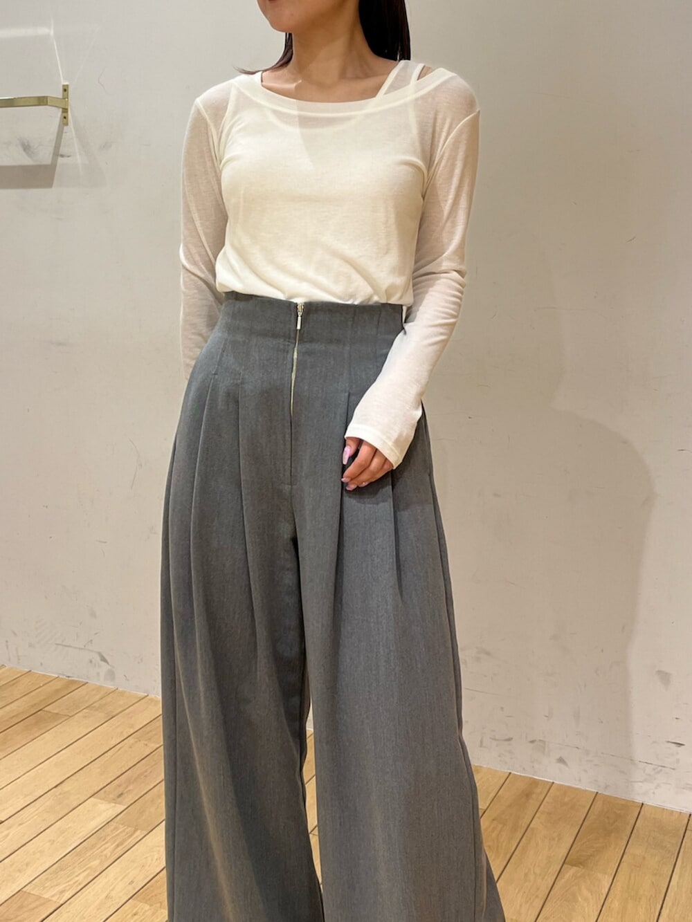 ホワイト系のサンダル、パープル系のテーラードジャケット、グレー系のその他パンツを着用したレディースの春コーディネートの5枚目の写真