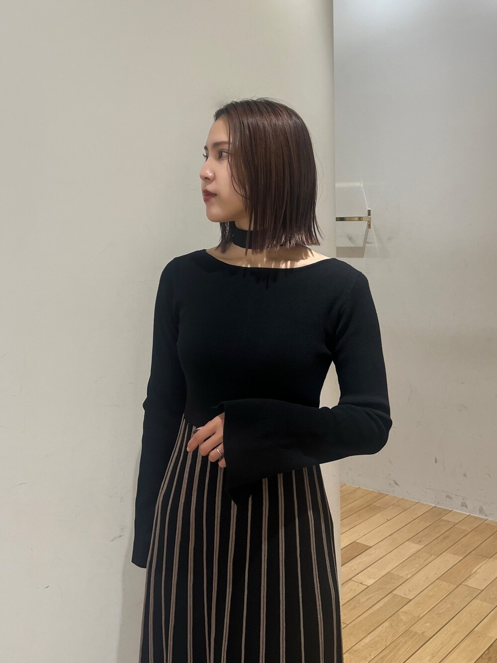 ブラック系のワンピース、ブラック系のブーツを着用したレディースの冬コーディネートの4枚目の写真