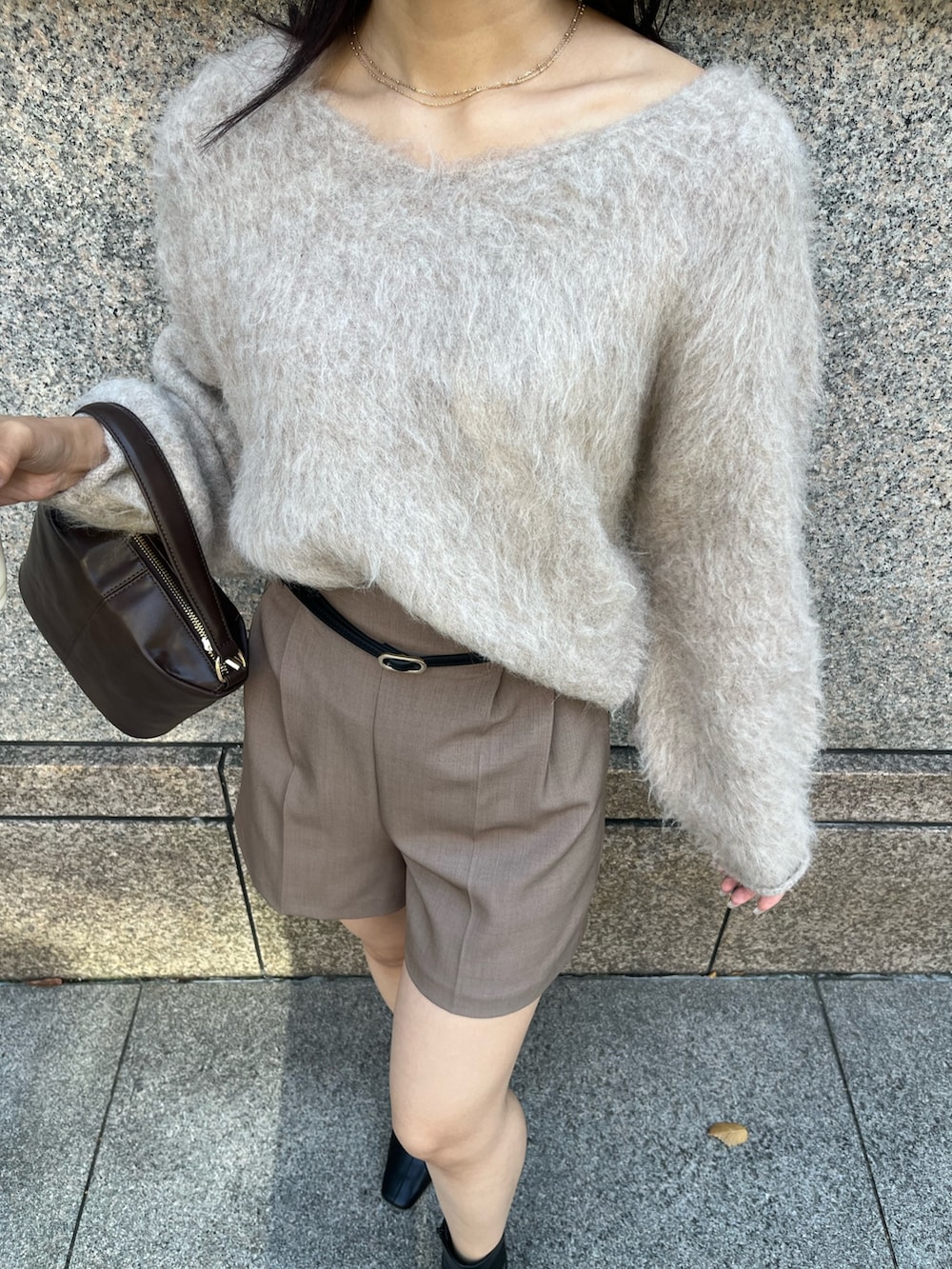 ブラウン系のその他パンツ、ブラウン系のハンドバッグ、ブラック系のブーツを着用したレディースの秋コーディネートの7枚目の写真