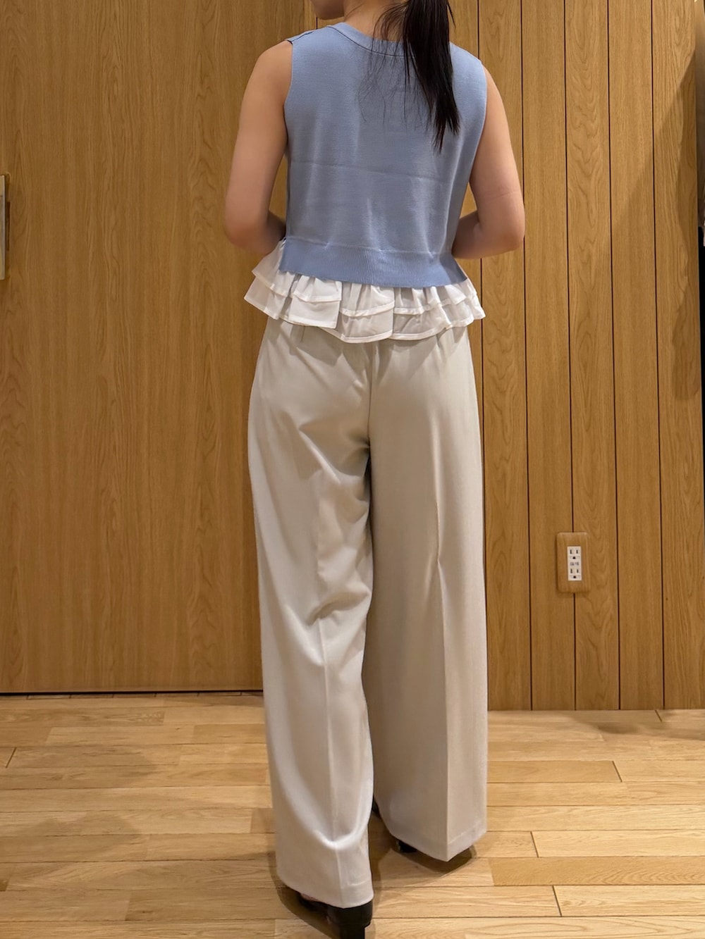 ホワイト系のその他パンツ、ブラック系のパンプス、ブラック系のハンドバッグを着用したレディースの夏コーディネートの3枚目の写真