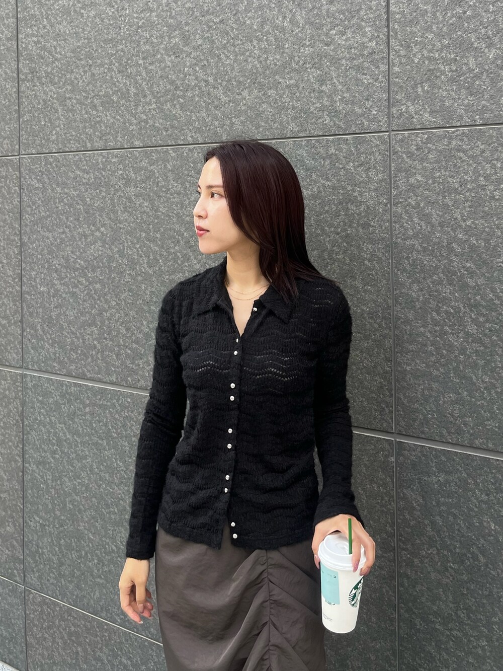 ブラック系のTシャツ/カットソー、ブラウン系のスカートを着用したレディースの秋コーディネートの4枚目の写真