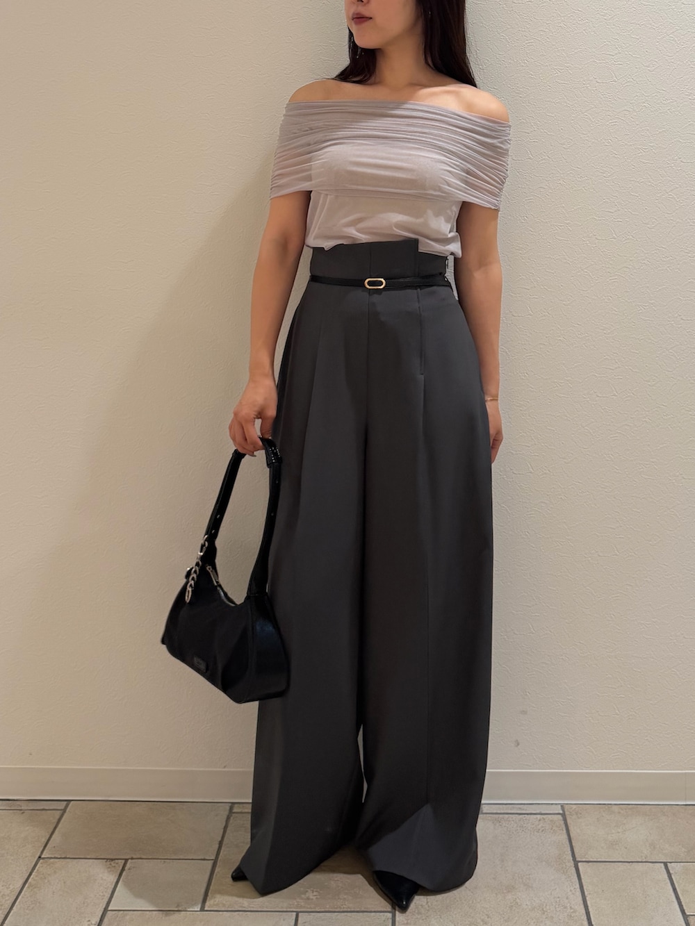 ブラック系のハンドバッグ、ブラック系のパンプス、グレー系のその他パンツを着用したレディースの夏コーディネートの4枚目の写真