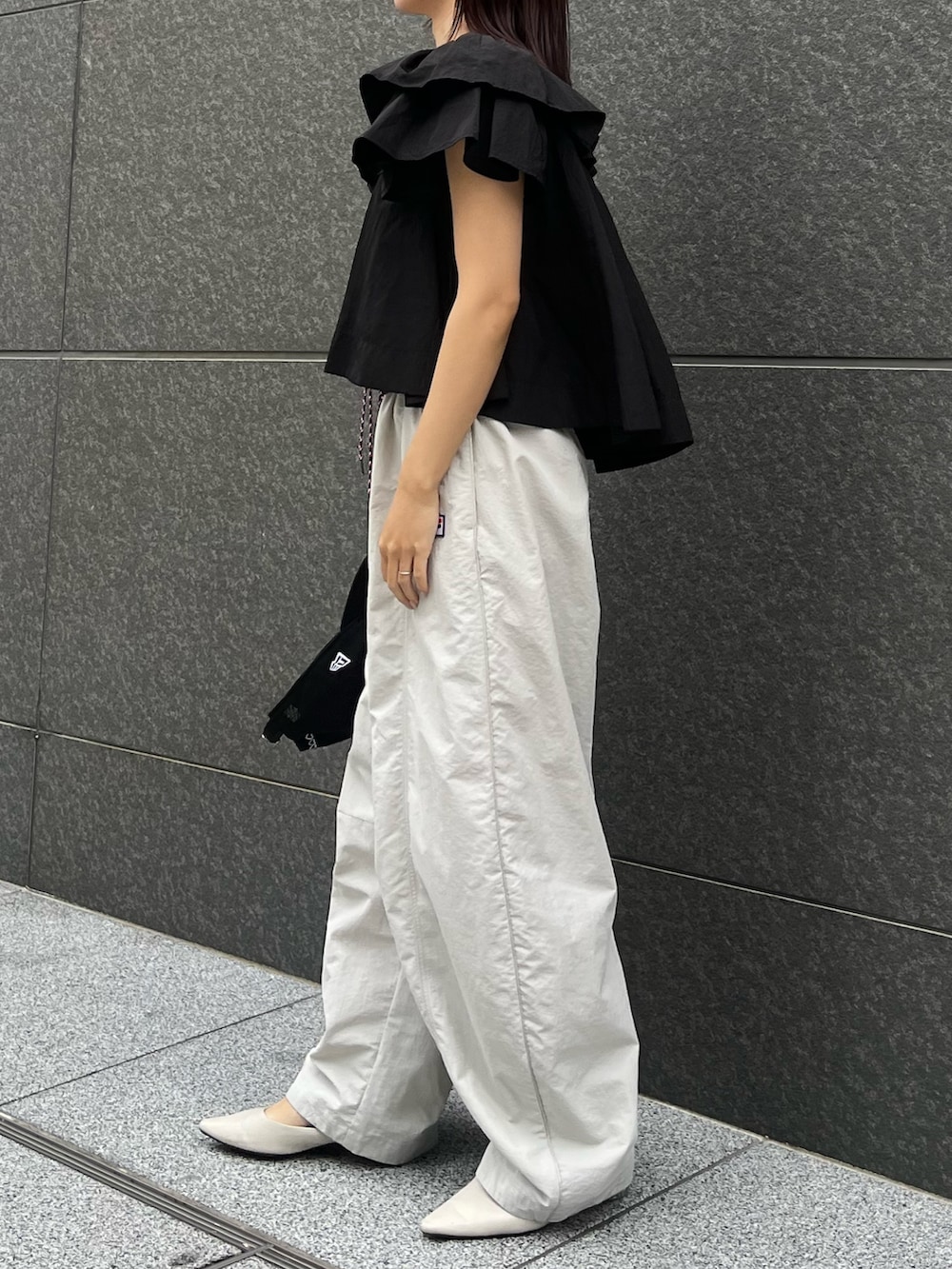 ブラック系のシャツ/ブラウス、ベージュ系のその他パンツを着用したレディースの冬コーディネートの2枚目の写真