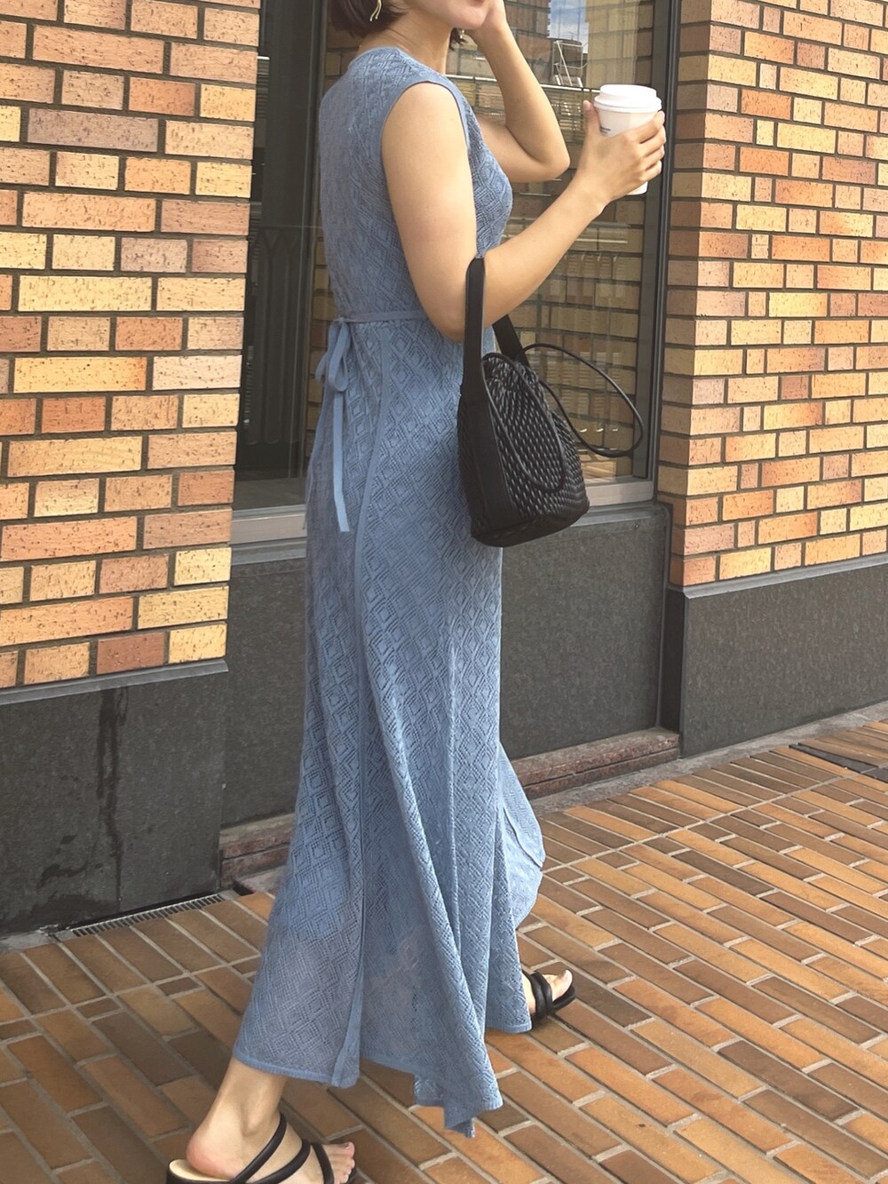 ホワイト系のハンドバッグ、ブルー系のワンピースを着用したレディースの夏コーディネートの5枚目の写真