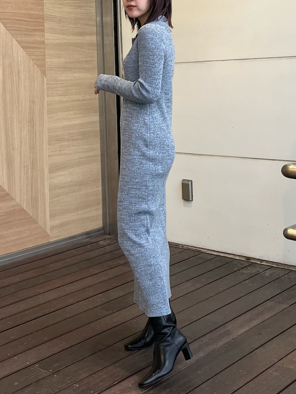 ブルー系のワンピースを着用したレディースの冬コーディネートの2枚目の写真