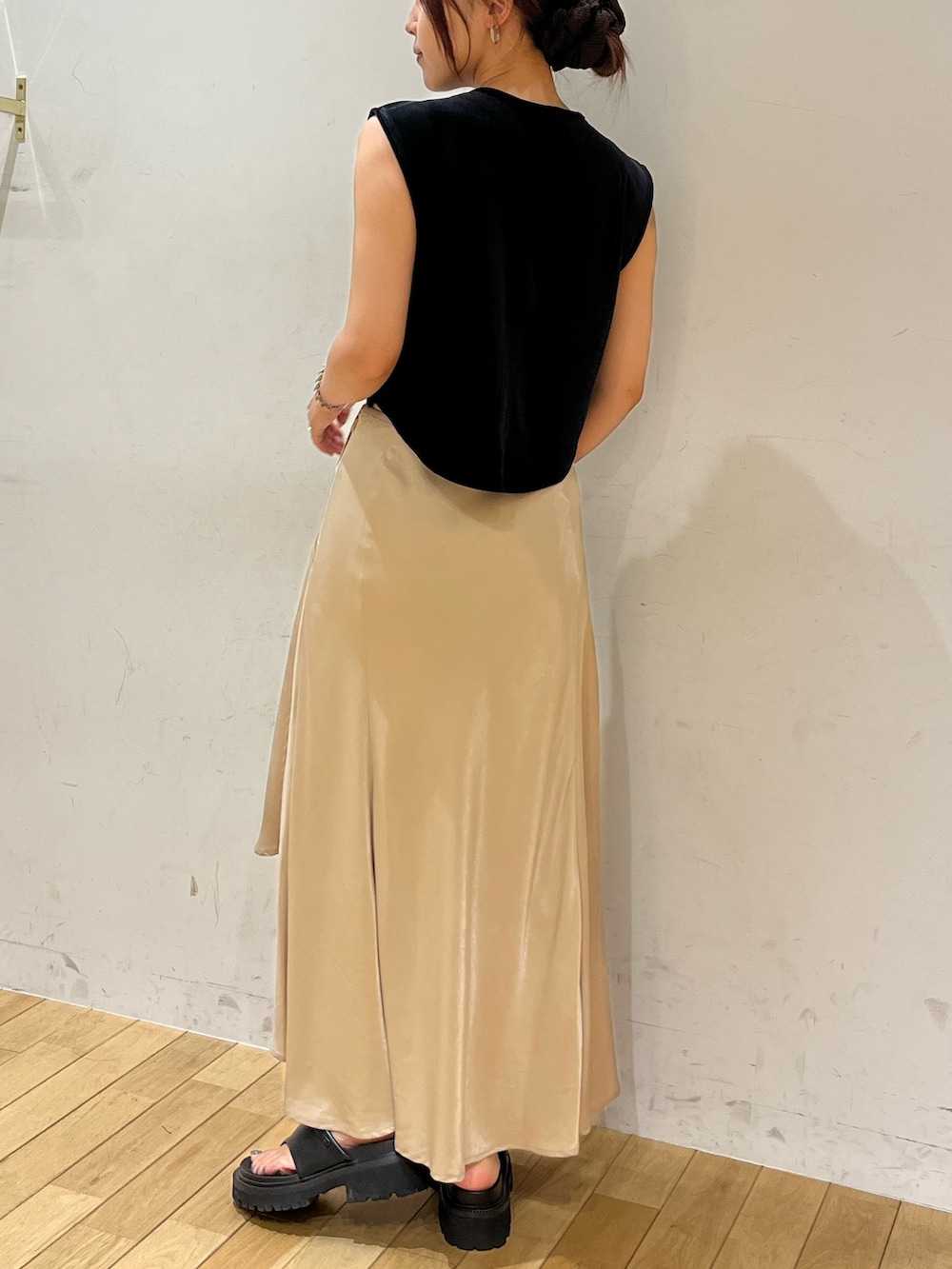 ブラック系のTシャツ/カットソー、ベージュ系のスカートを着用したレディースの夏コーディネートの3枚目の写真