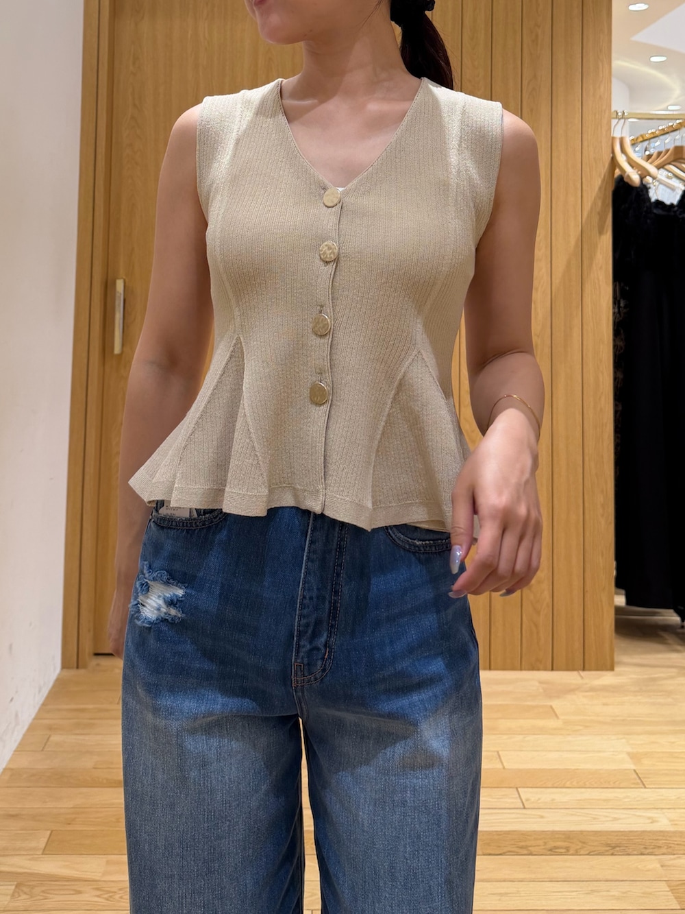 ブルー系のデニムパンツ、ベージュ系のニット/セーター、ブラウン系のサンダルを着用したレディースの夏コーディネートの4枚目の写真