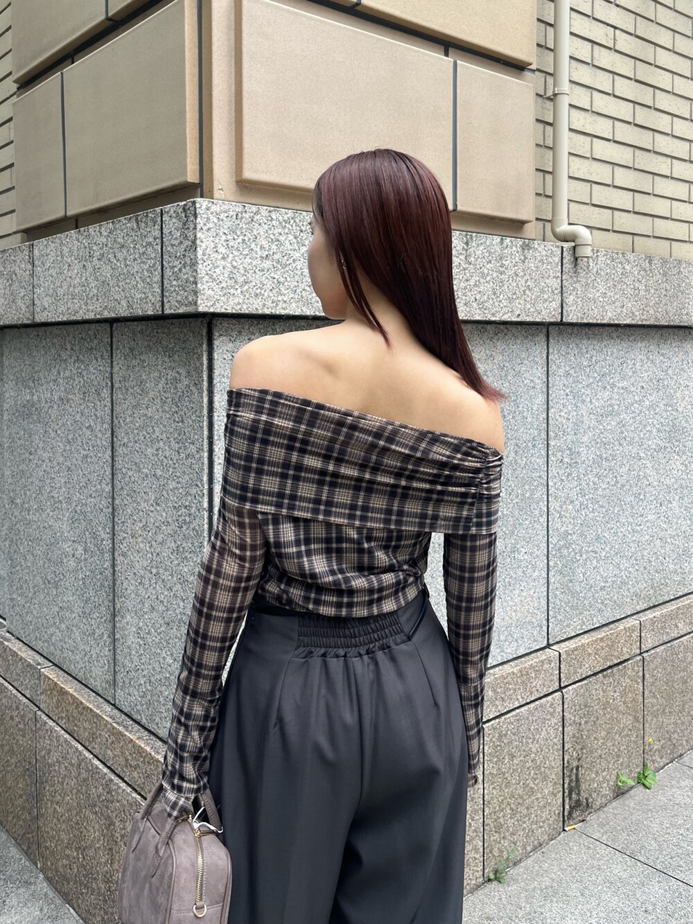 グレー系のその他パンツ、その他のTシャツ/カットソー、ブラウン系のハンドバッグを着用したレディースの秋コーディネートの6枚目の写真