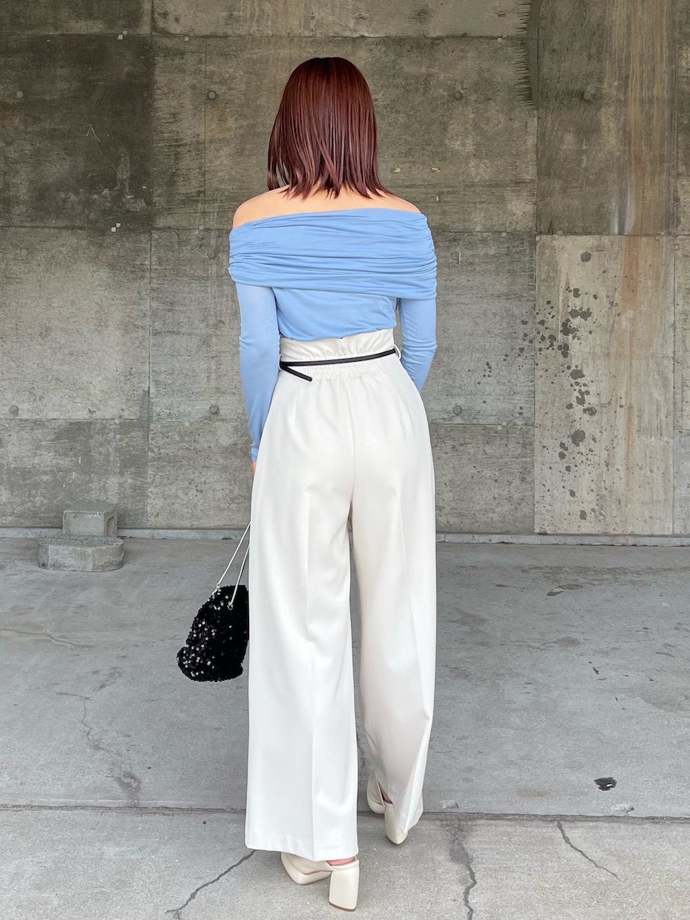 ホワイト系のその他パンツ、ブルー系のTシャツ/カットソー、ホワイト系のサンダルを着用したレディースの春コーディネートの4枚目の写真