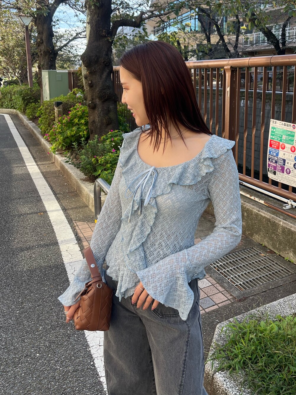 ベージュ系のスニーカー、ブルー系のシャツ/ブラウス、ブラック系のデニムパンツを着用したレディースの冬コーディネートの6枚目の写真