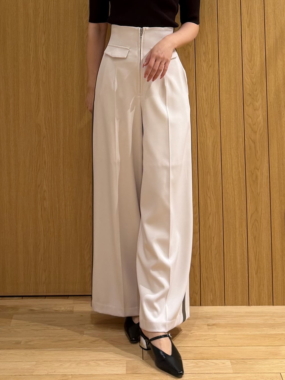 ホワイト系のその他パンツ、ブラウン系のニット/セーターを着用したレディースの春コーディネートの6枚目の写真