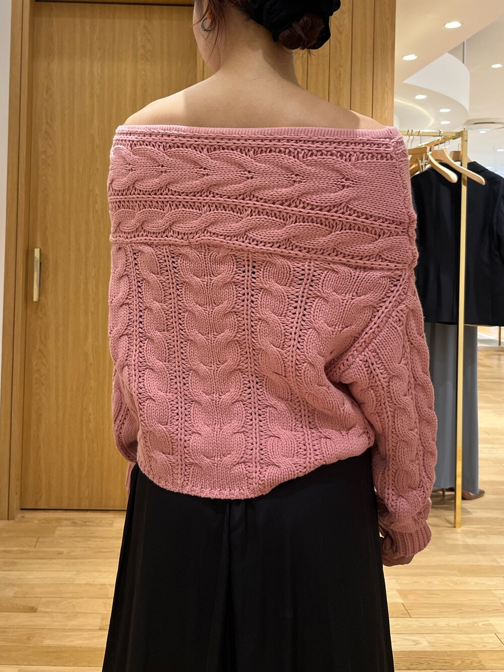 ブラウン系のパンプス、ブラック系のスカート、ピンク系のニット/セーターを着用したレディースの秋コーディネートの6枚目の写真