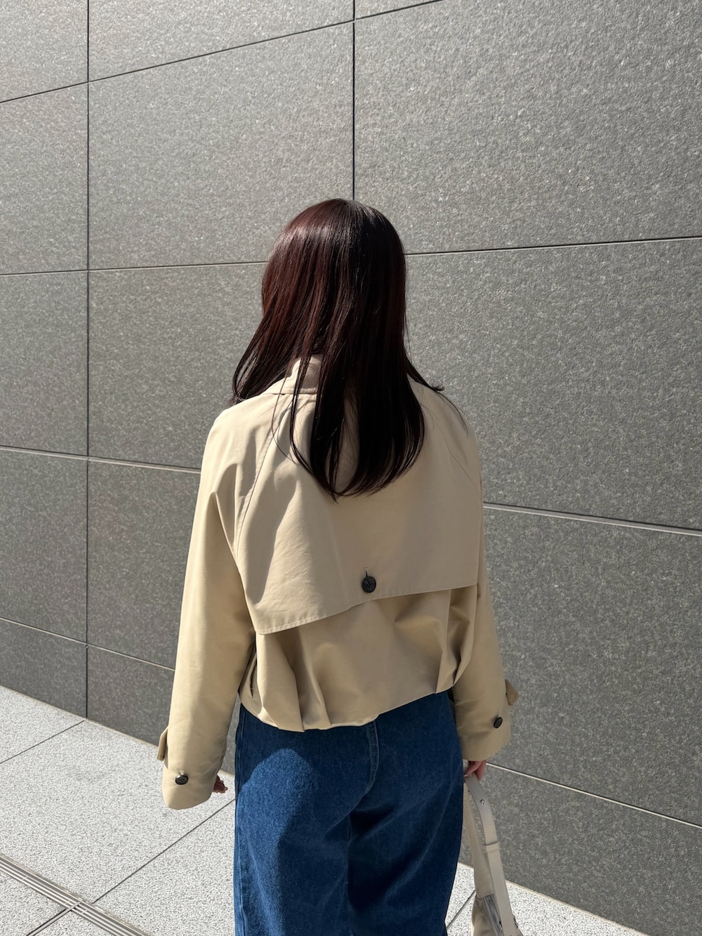 グリーン系のシャツ/ブラウス、ベージュ系のブルゾン、ブルー系のデニムパンツを着用したレディースの春コーディネートの7枚目の写真