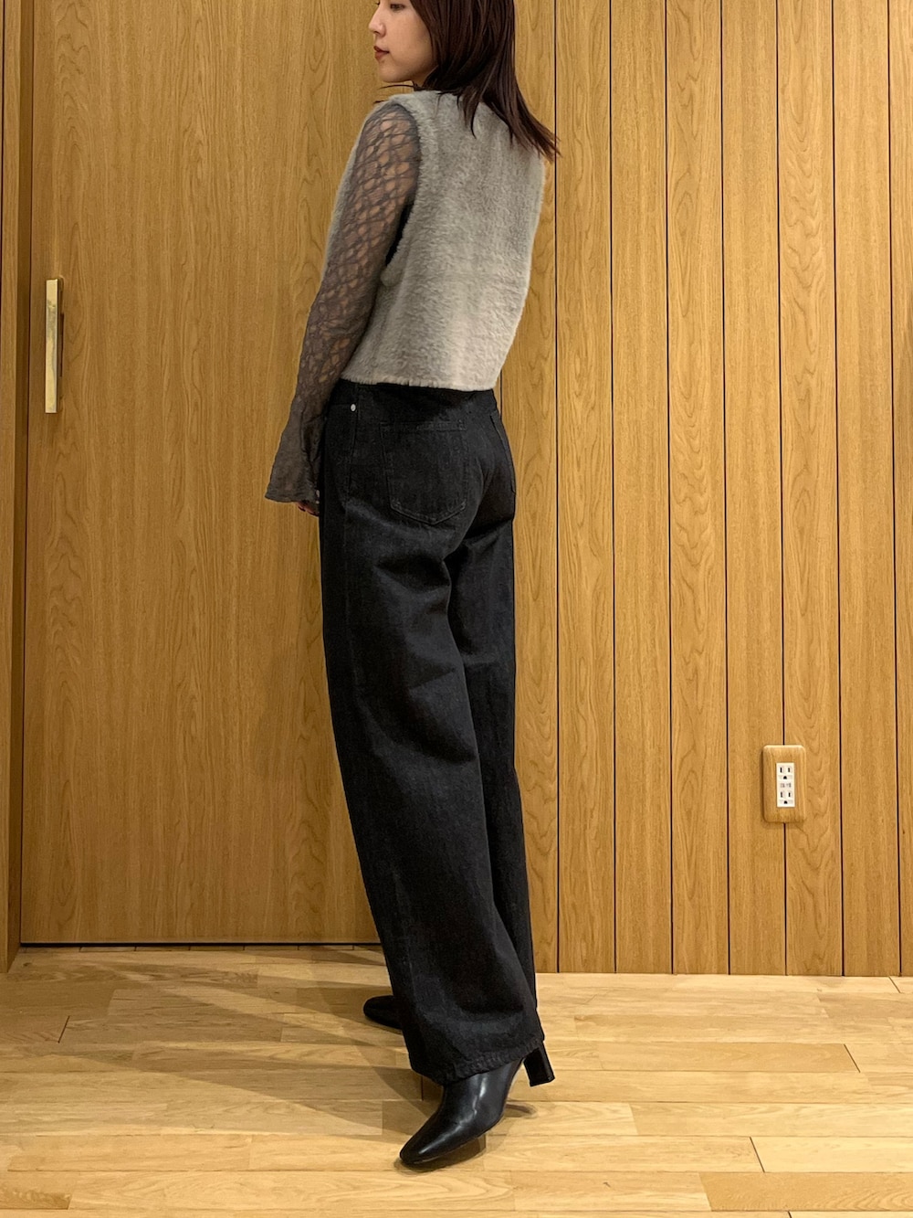 ブラック系のデニムパンツ、グレー系のシャツ/ブラウス、グレー系のベストを着用したレディースの秋コーディネートの2枚目の写真