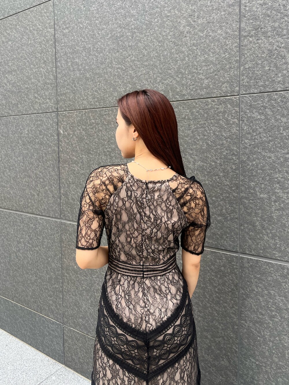 その他のクラッチバッグ、ブラック系のドレス、その他のパンプスを着用したレディースの秋コーディネートの6枚目の写真