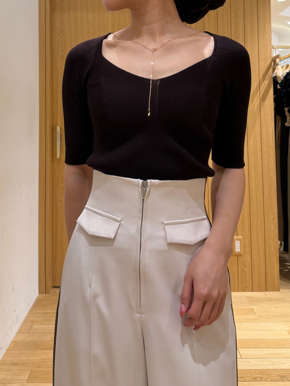 ホワイト系のその他パンツ、ブラウン系のニット/セーターを着用したレディースの春コーディネートの4枚目の写真