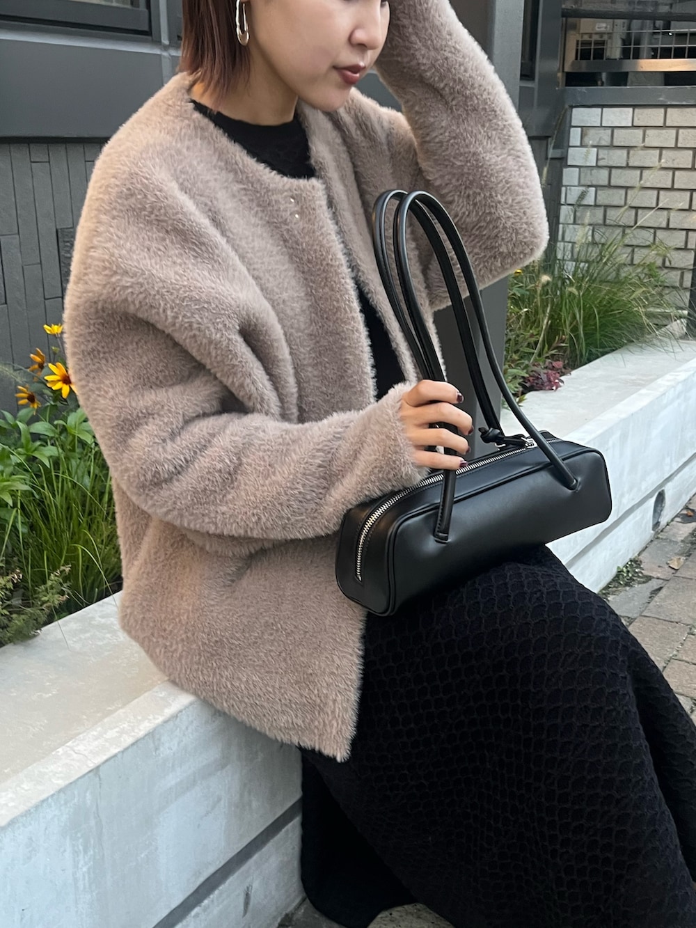 ブラック系のワンピース、シルバー系のブーツ、ブラック系のショルダーバッグを着用したレディースの秋コーディネートの4枚目の写真