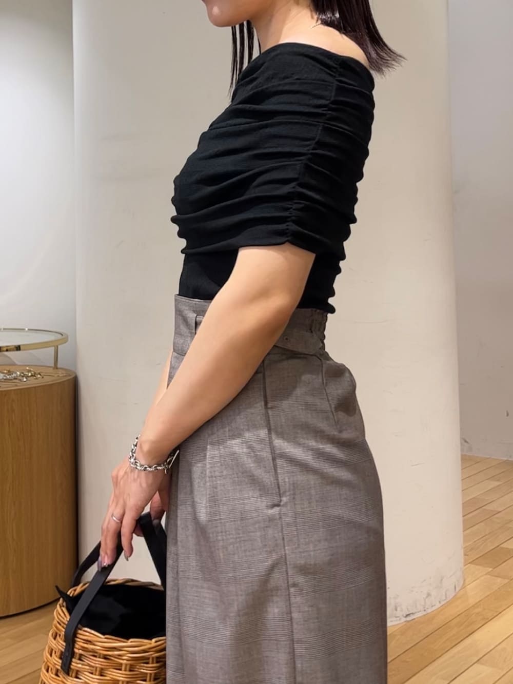 ブラウン系のハンドバッグ、ブラック系のスニーカー、ブラック系のTシャツ/カットソーを着用したレディースの夏コーディネートの6枚目の写真