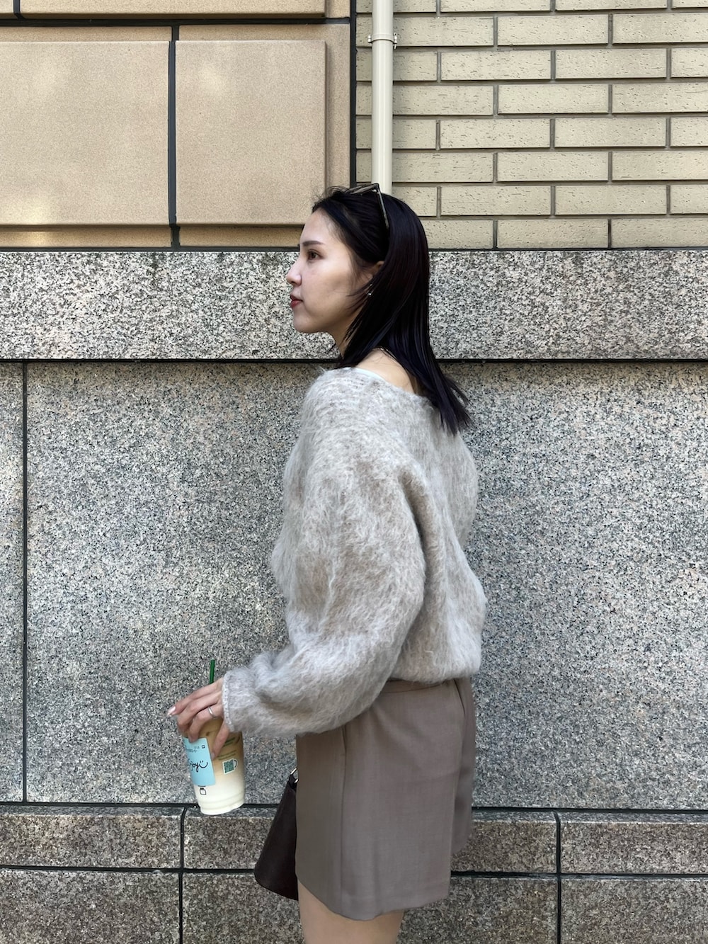 ブラウン系のその他パンツ、ブラウン系のハンドバッグ、ブラック系のブーツを着用したレディースの秋コーディネートの5枚目の写真