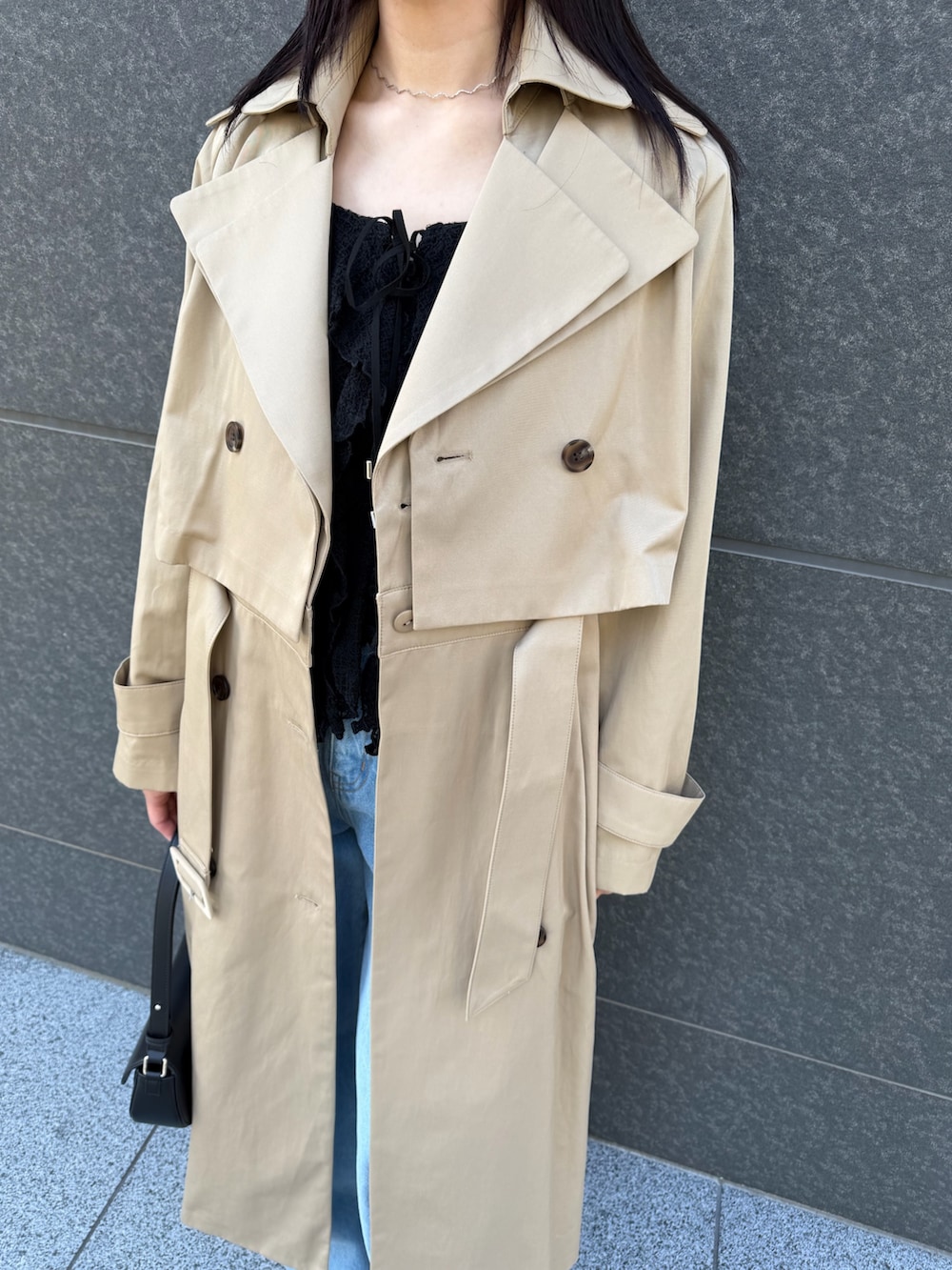 ブラック系のシャツ/ブラウス、ブルー系のデニムパンツ、ベージュ系のトレンチコートを着用したレディースの冬コーディネートの5枚目の写真