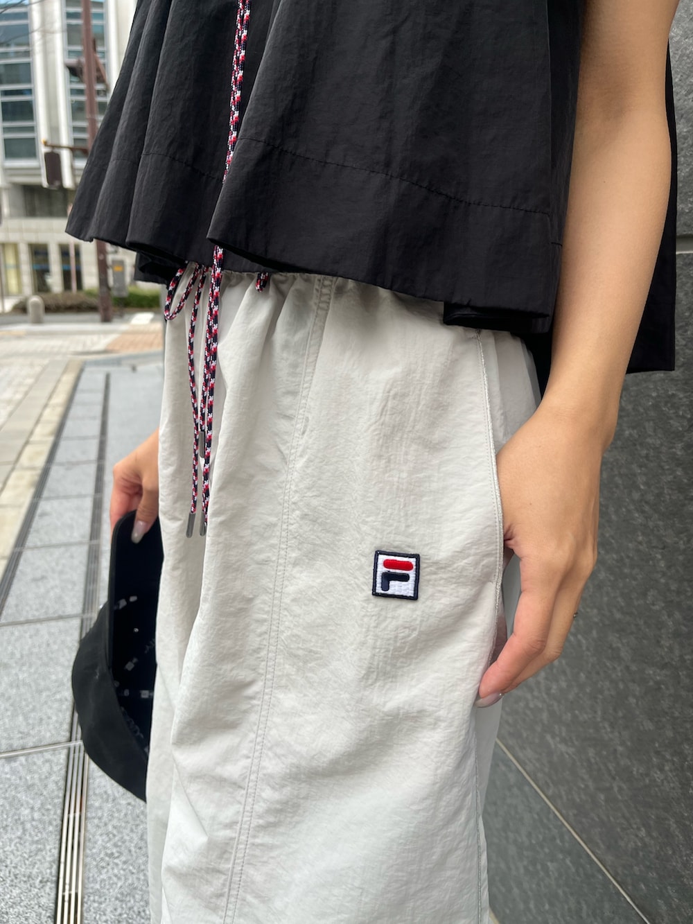 ブラック系のシャツ/ブラウス、ベージュ系のその他パンツを着用したレディースの冬コーディネートの7枚目の写真