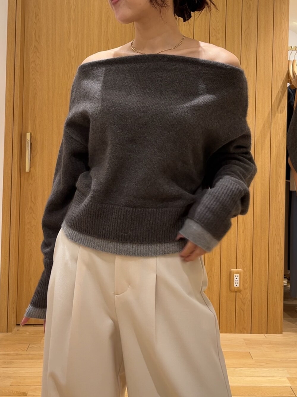 ホワイト系のその他パンツ、ブラック系のブーツ、ブラウン系のハンドバッグを着用したレディースの秋コーディネートの4枚目の写真